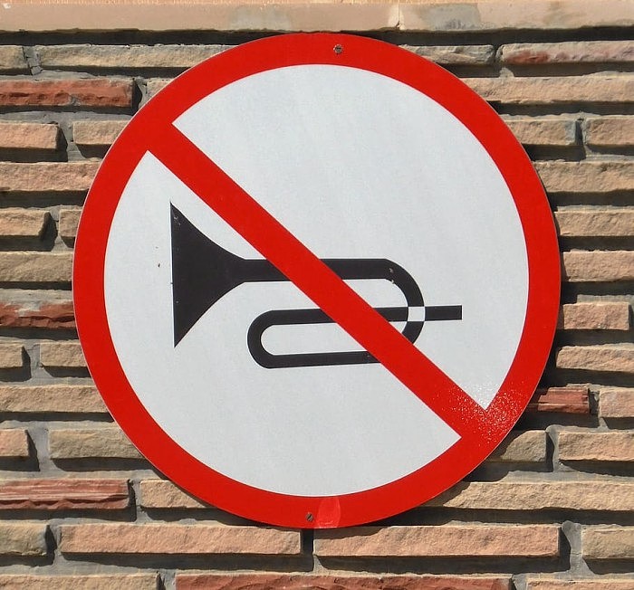 road-sign-trumpet-horn-ban-klaxon.jpg