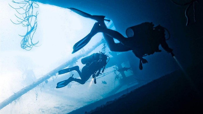 underwater-divers-1280x720.jpg