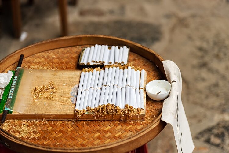 很多老烟民改抽“茶烟”了，用茶叶做烟比香烟更健康吗？尽量少碰 - 2
