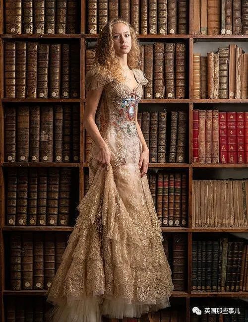 用裙子讲故事，她把书本和表盘都缝进裙子…竟然这么美！ - 52