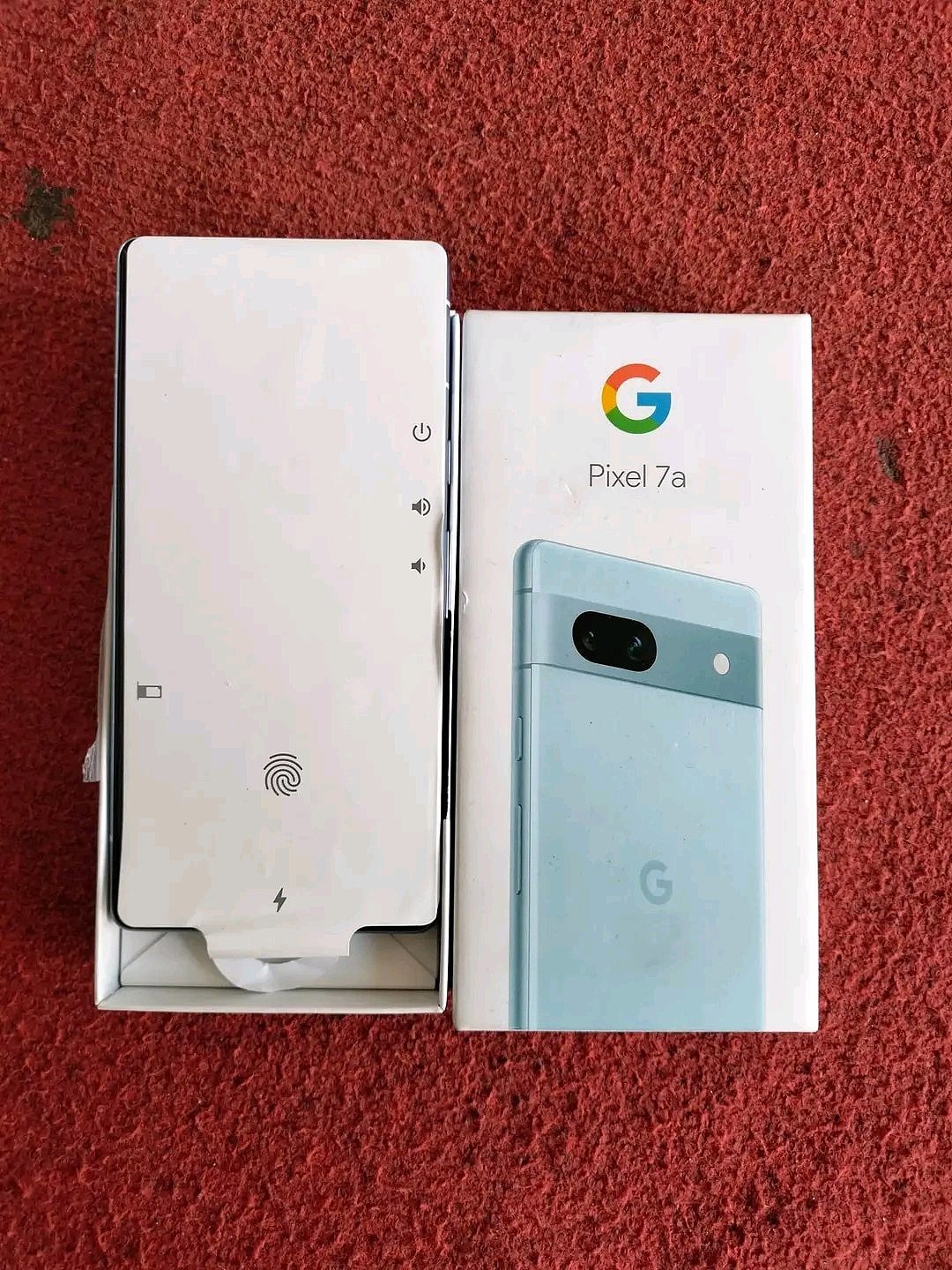 北极蓝和碳灰色谷歌 Pixel 7a 手机照片曝光 - 2