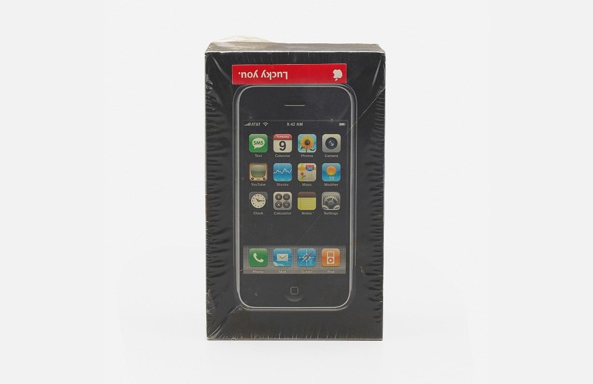 贴有罕见的“Lucky you”红色贴纸，又有一台未拆封的初代 iPhone 手机要在近期拍卖 - 2