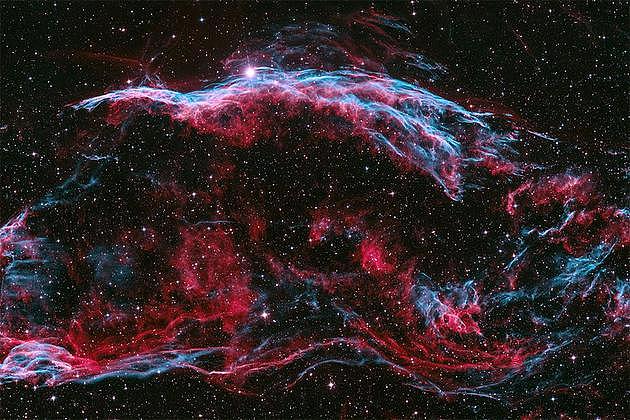 巨大超新星爆炸留下的双色网纱星云，摄影师：Peter Feltoti（匈牙利）