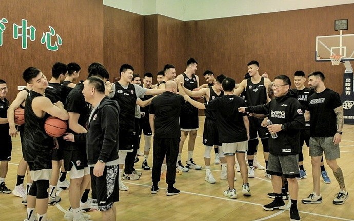 林书豪与北京男篮会合：第一天看到大家和球队一起训练太兴奋了 - 1