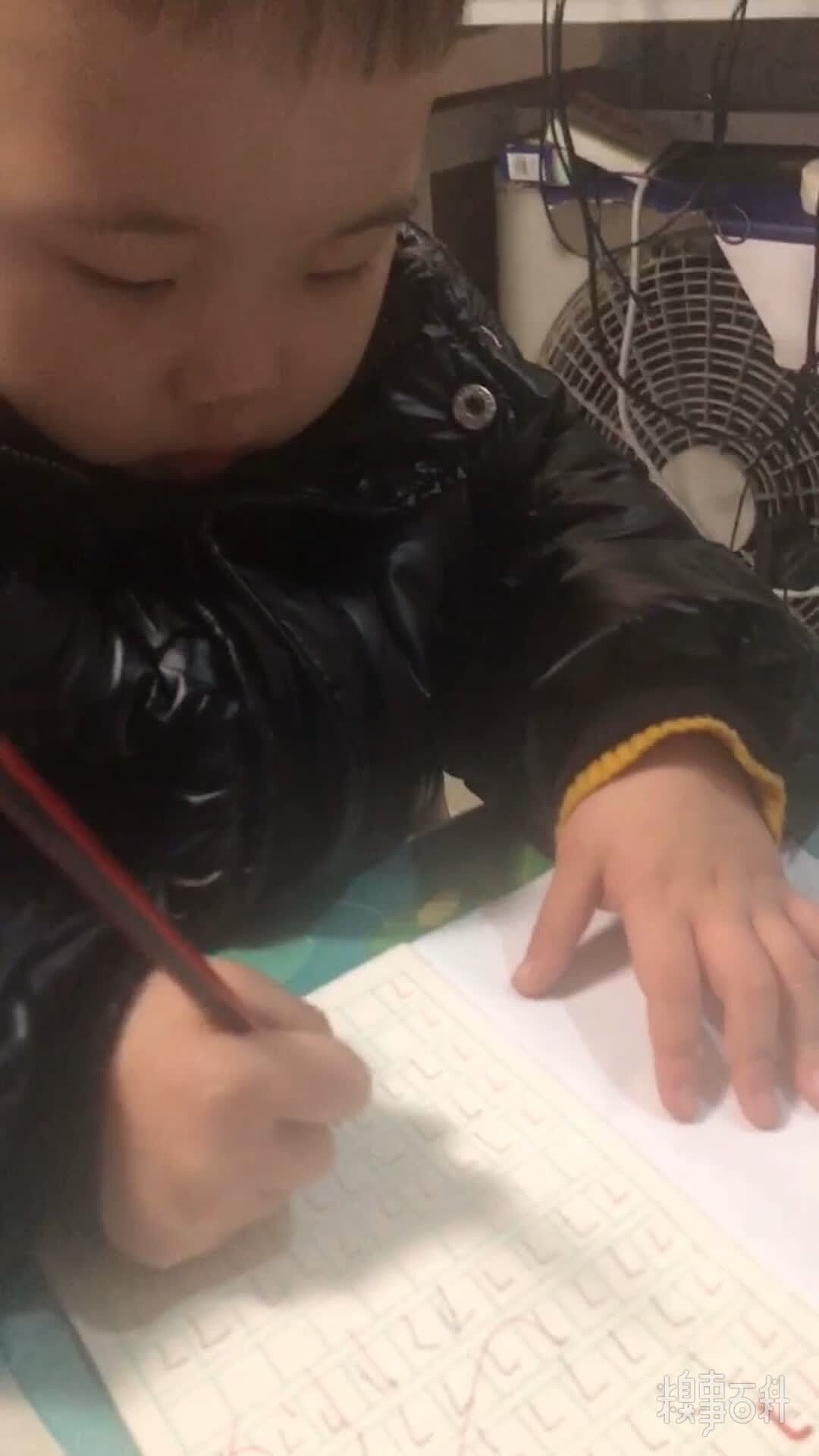 四岁的小儿子把作业本