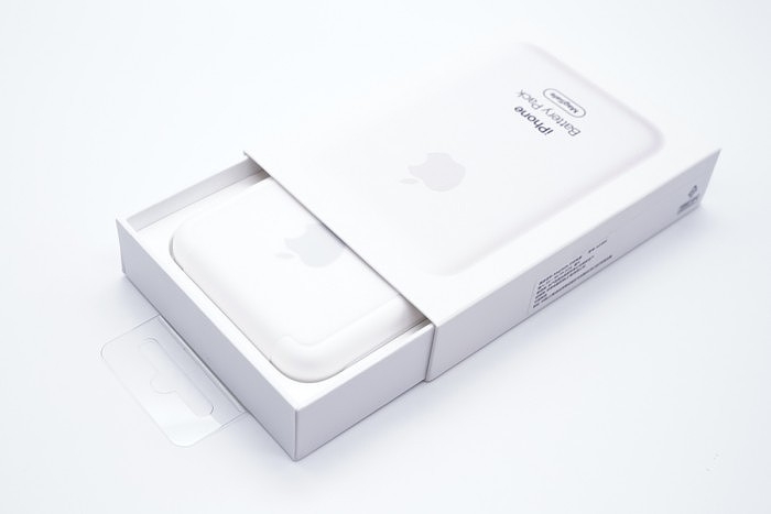 苹果官方首款MagSafe磁吸无线充电宝评测 - 9