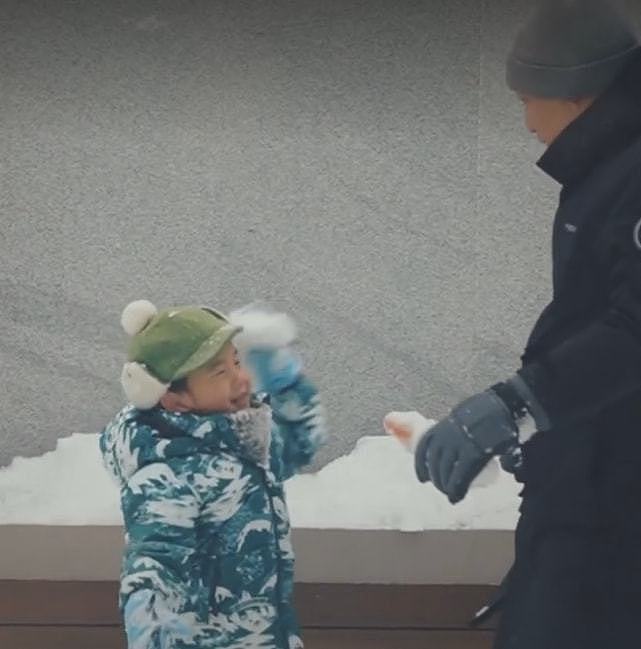 孙莉晒一家堆雪人，首公开4岁儿子正脸，黄磊陪儿子打雪仗好温馨 - 10