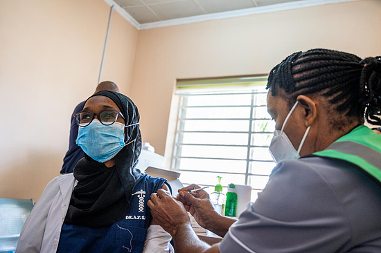 卫生工作者在阿布贾国家医院接受新冠疫苗接种 / 盖茨基金会
