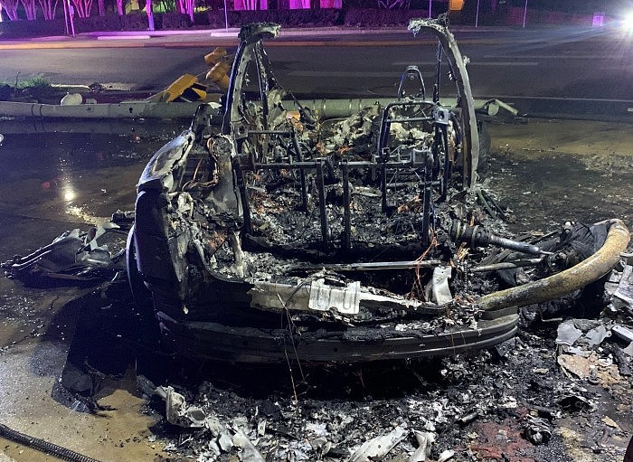 一辆特斯拉Model X在德州奥斯汀撞车起火 起火点或为电池组 - 1