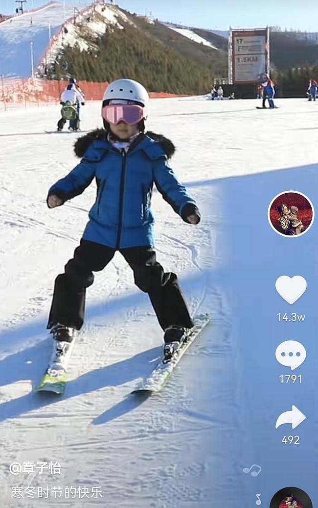章子怡晒母女同框照，醒宝颜值越来越高超爱笑，大秀滑雪技能 - 1