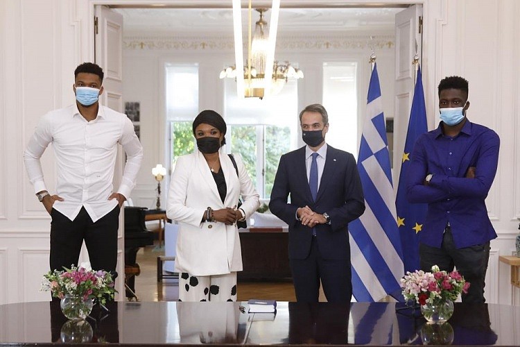 希腊总理授予字母哥的母亲和弟弟希腊公民身份 字母哥出席仪式 - 2