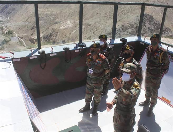 印度國防軍參謀長比平·拉瓦特前往拉達克實控線上視察印軍備戰，中印邊境情勢有逐漸升高趨勢。（圖／推特@Denfence_XP)