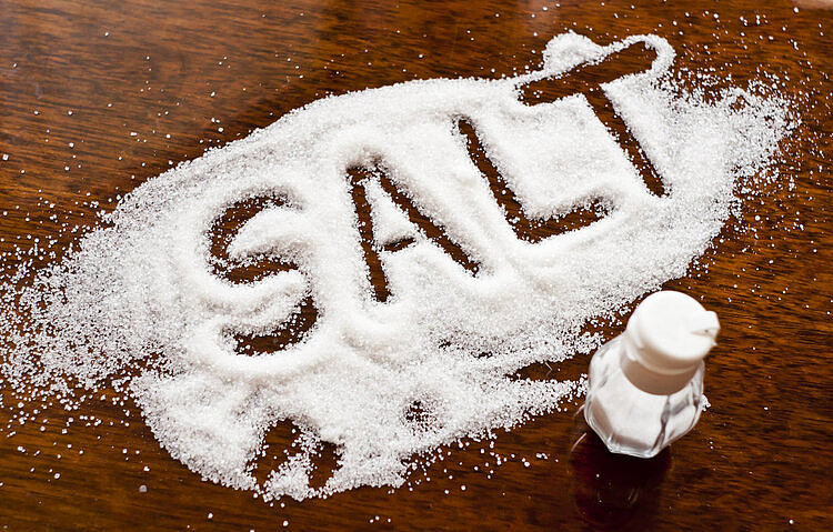 吃盐过多，危害不小，身体出现4个迹象，提醒你要赶紧少吃点盐 - 1
