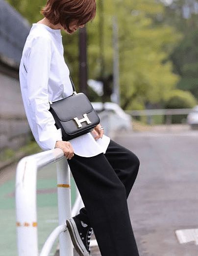 这才是“黑白配”的穿搭精髓！52岁的富冈佳子，赢得体面优雅 - 11