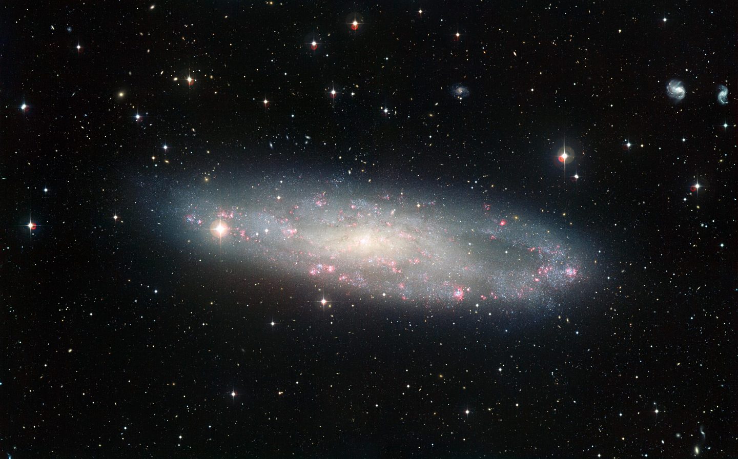 哈勃望远镜捕捉到一个包含多种谜团的矮小螺旋星系Caldwell 62 - 2