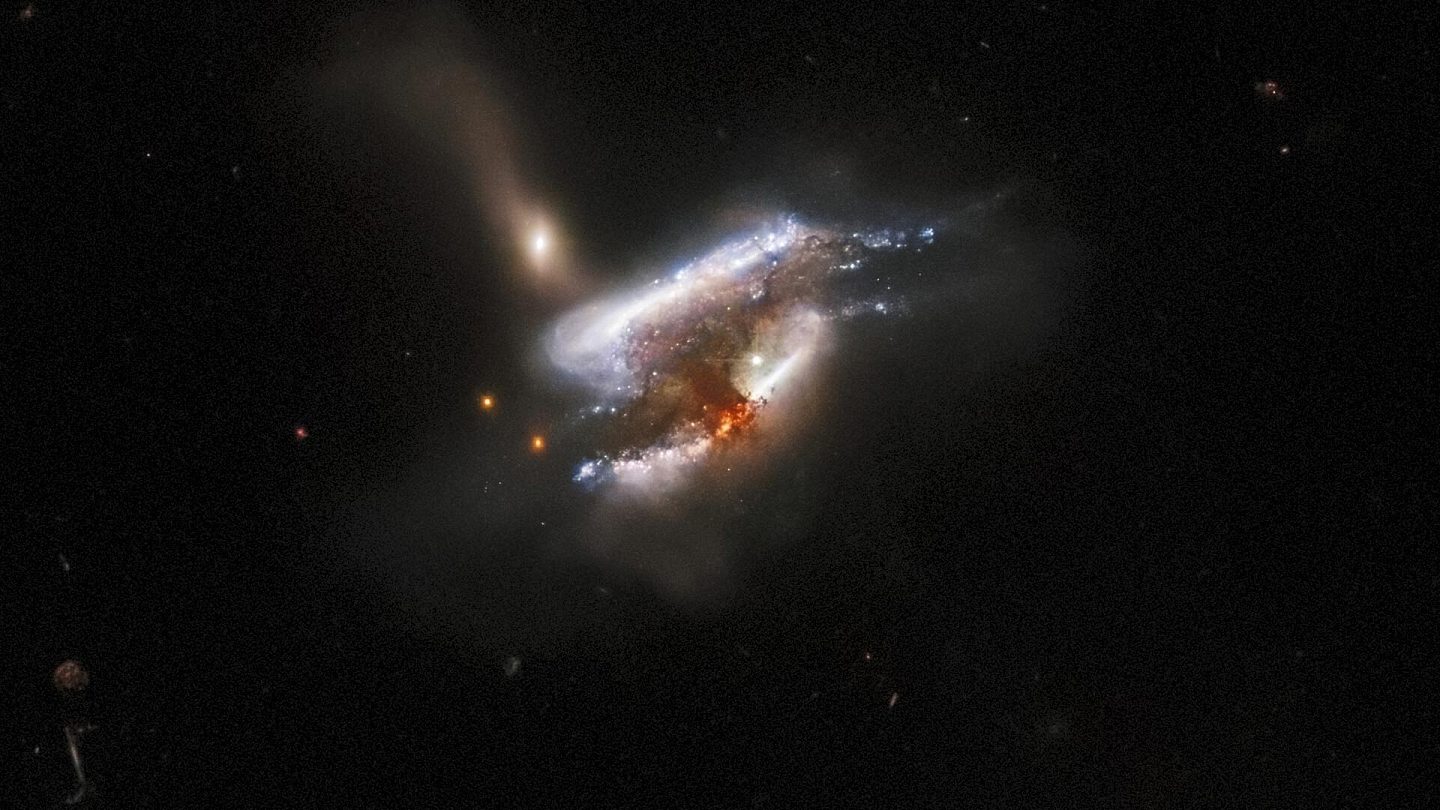Galaxy Zoo项目通过哈勃发现了一个三重星系合并 - 1