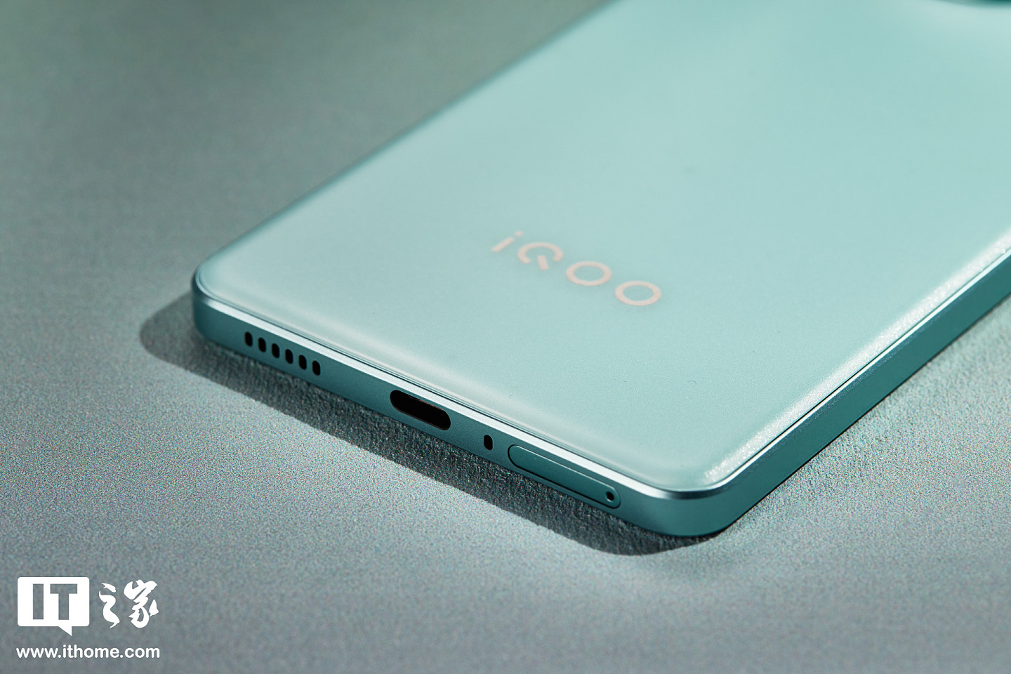 【IT之家开箱】iQOO Z9 Turbo「山野青」图赏：搭载 6000mAh 超薄蓝海电池的轻薄性能机 - 9
