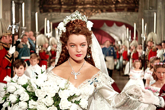 3版《茜茜公主》婚纱造型盘点：时间越久远的，服化道反而越用心 - 3