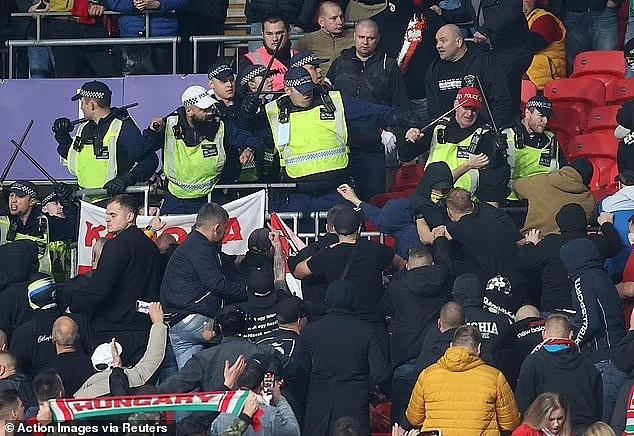 匈牙利球迷在温布利与英国警察发生了肢体冲突 - 1