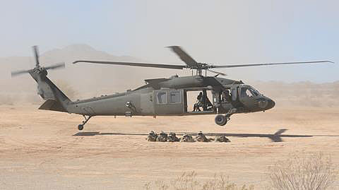 美国陆军戴AR作战系统IVAS执行UH-60黑鹰直升机任务 - 1