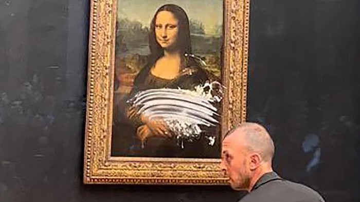 世界名画《蒙娜丽莎》被扔蛋糕攻击 画像涂满污渍 - 1