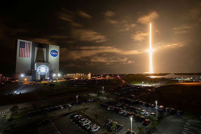SpaceX飞船和火箭推上发射台 将送全平民机组入轨 - 2