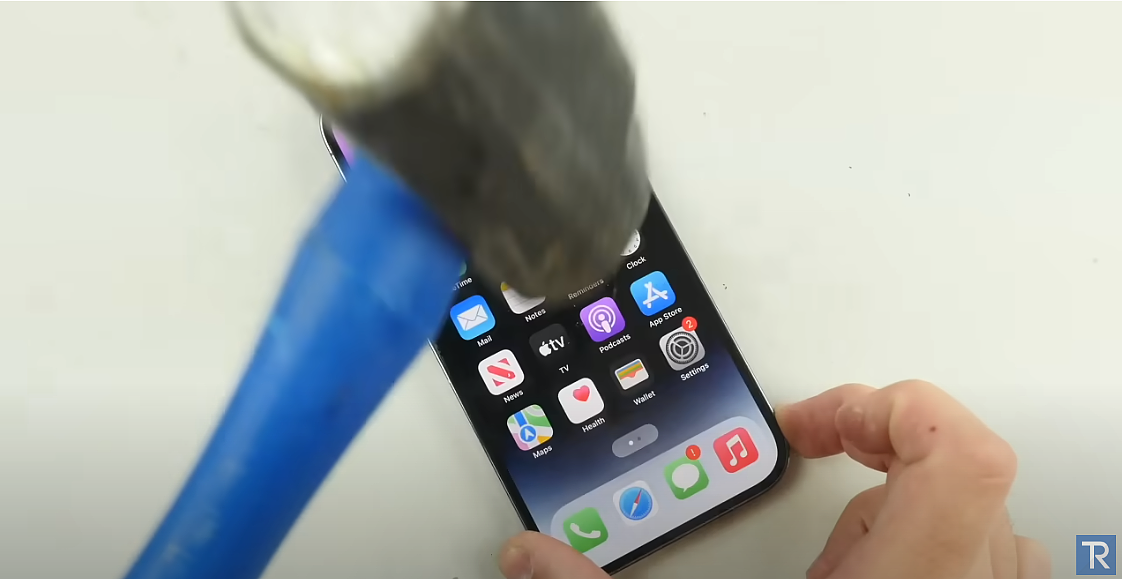 苹果 iPhone 14 / Pro 刮擦摔砸测试，与 iPhone 13 玻璃耐用性基本相同 - 6