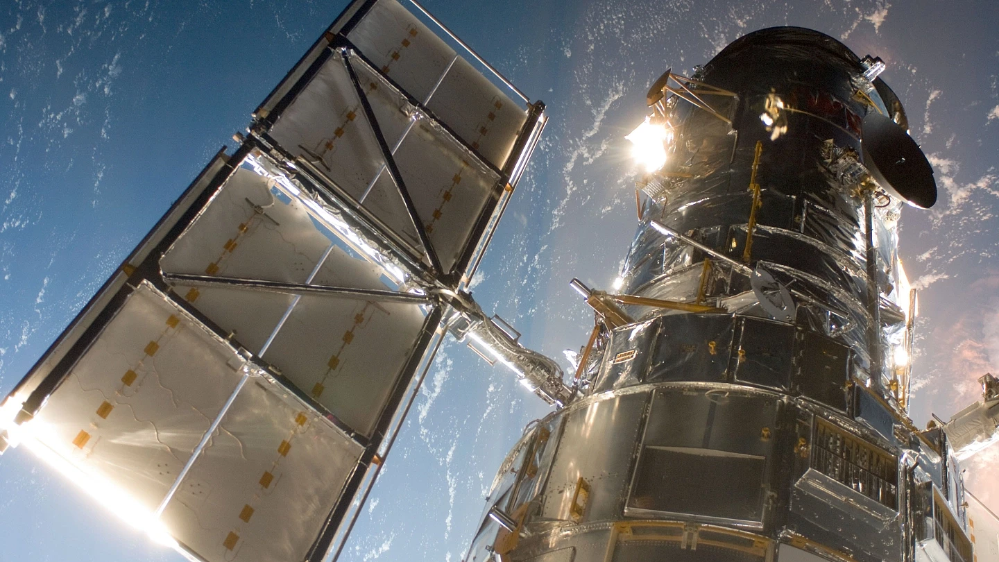 hubble-telescope-up-close-image-in-space.webp