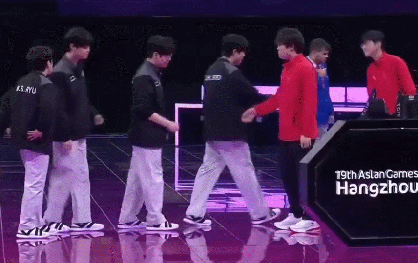 亚运英雄联盟中韩赛后握手环节：中国选手全员情绪低落 - 1