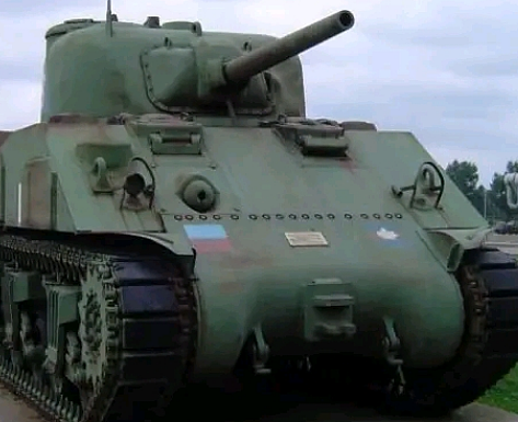 谢尔曼坦克炮塔后面的机枪位：设计背后的战略考量 - 1