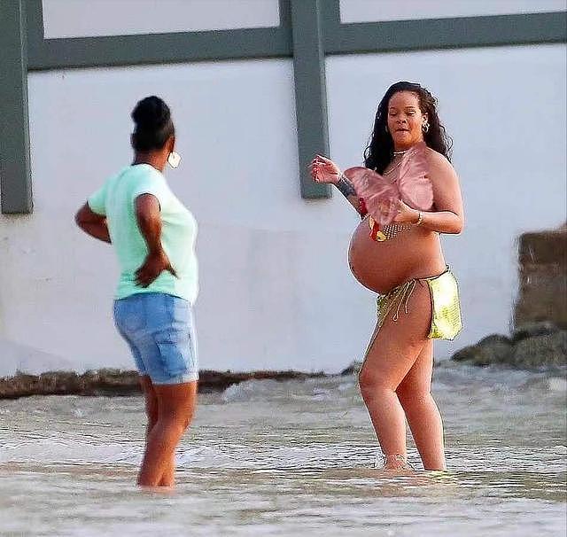 蕾哈娜临产前放飞自我！挺大肚子在海中吃水果，穿液体比基尼太美 - 3
