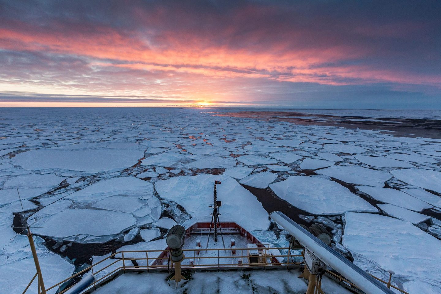 研究：简单的物理规则可以解释南极洲海冰每年快速退去的现象 - 1