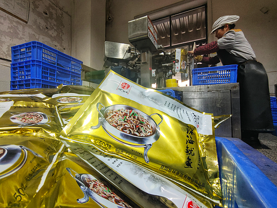 益阳世林食品有限公司内，工人正在对预制菜进行包装。新华社记者 周勉 摄