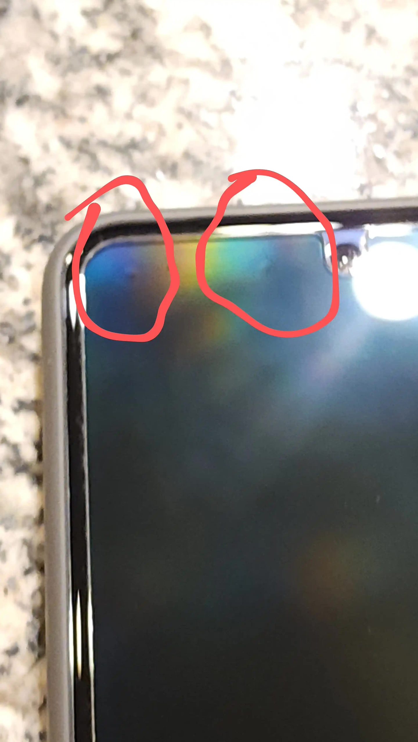 部分谷歌 Pixel 8 Pro 手机用户反馈屏幕边缘出现圆点凸起 - 5