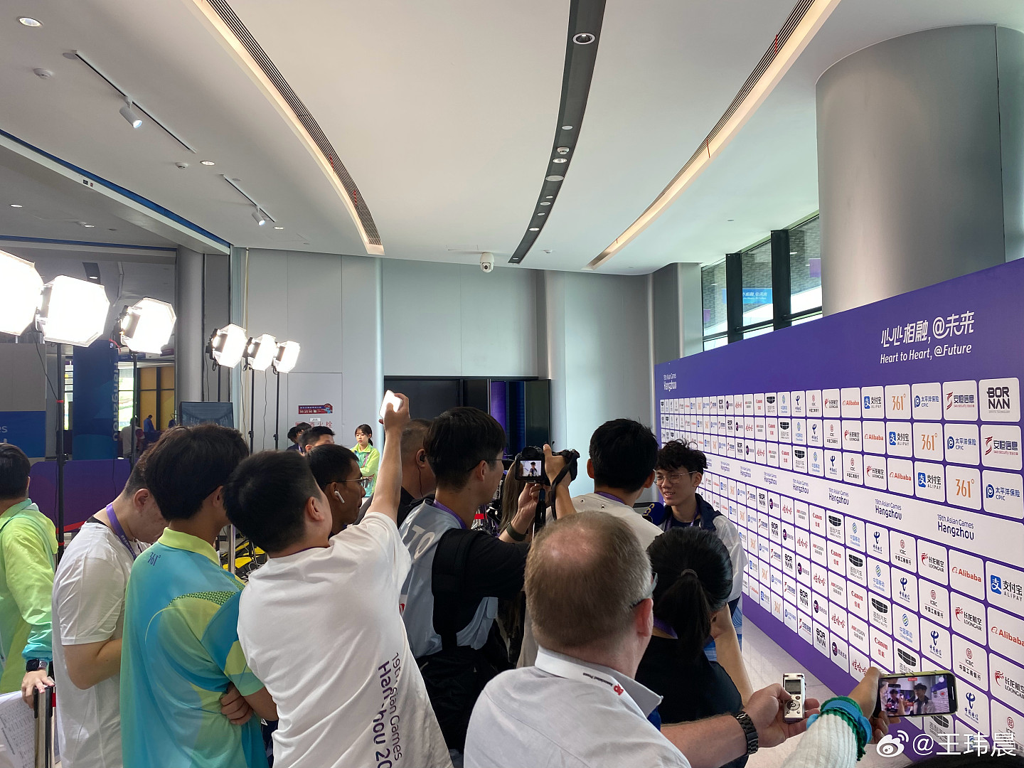 ?难绷！媒体人：YSKM采访围满记者！中国香港队其他队员没人采访 - 1