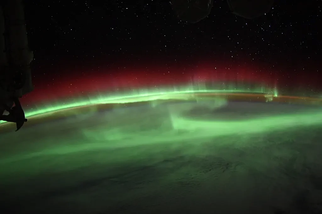 [图]宇航员捕捉到由太阳风暴引起的壮观极光 - 1