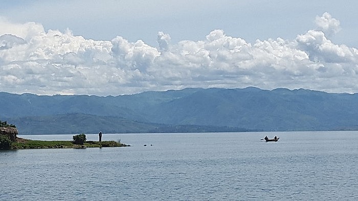 800px-Lake_Kivu_Congo_Side.jpg