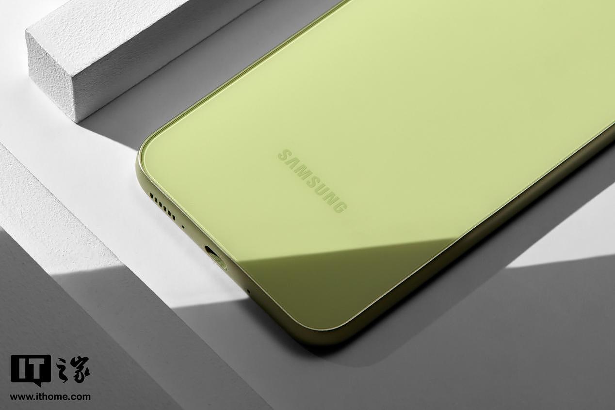 【IT之家开箱】三星 Galaxy A54 鲜柠绿手机图赏：简约，时尚，清新 - 4