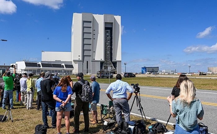 NASA巨型登月火箭SLS正式出厂 将“龟速”运往发射台 - 1