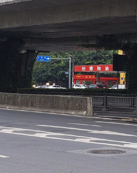 北京多个公交站现李白再世个人广告 律师：有悖社会公序良俗 - 2