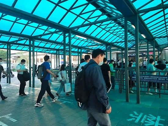 6月4日，晚间7点，西二旗地铁站迎来第一波下班高峰期。受访者供图