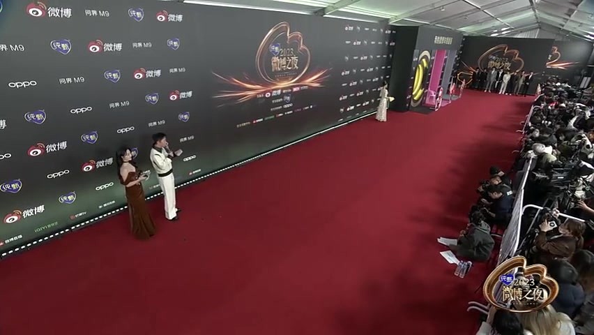 微博之夜红毯：杭州亚运会金牌项目选手Maybe、暖阳、伞兵、花海等入场 - 1