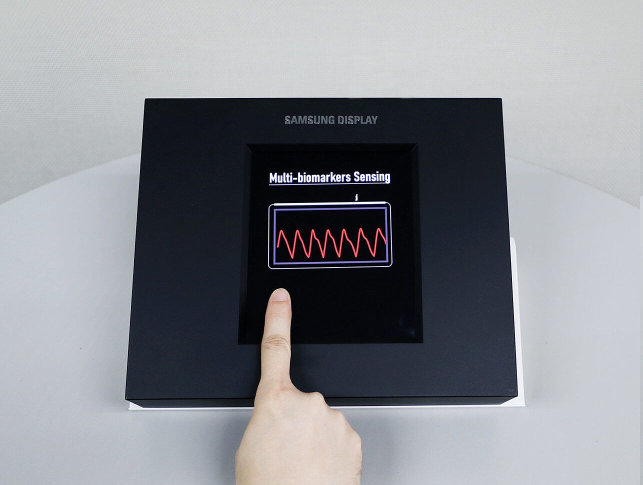 三星推出 Sensor OLED：业内首款内置指纹、心率传感器的 OLED 面板 - 3
