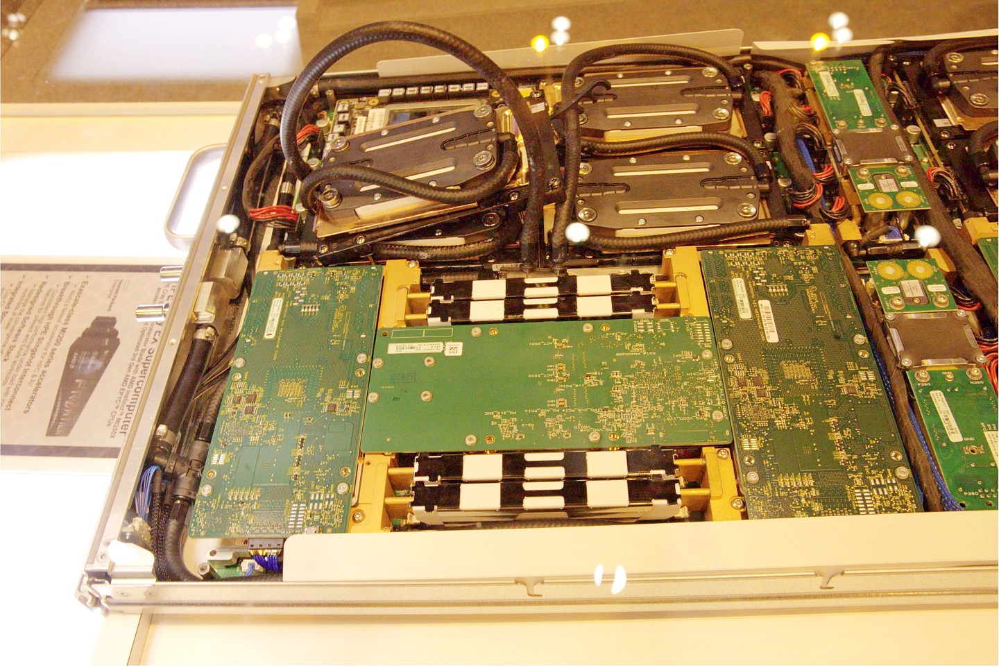 AMD 6nm MI250X加速卡被扒开：1个节点1小时5度电