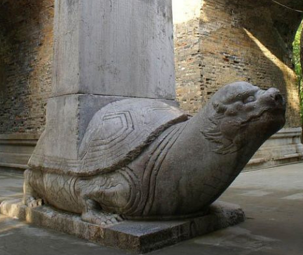 古代石碑下的龟：一种文化象征与历史传承 - 1
