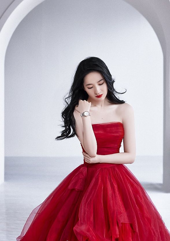 有种惊艳叫刘亦菲穿红裙，配微卷发艳而不俗，换轻熟风后太提气质 - 4