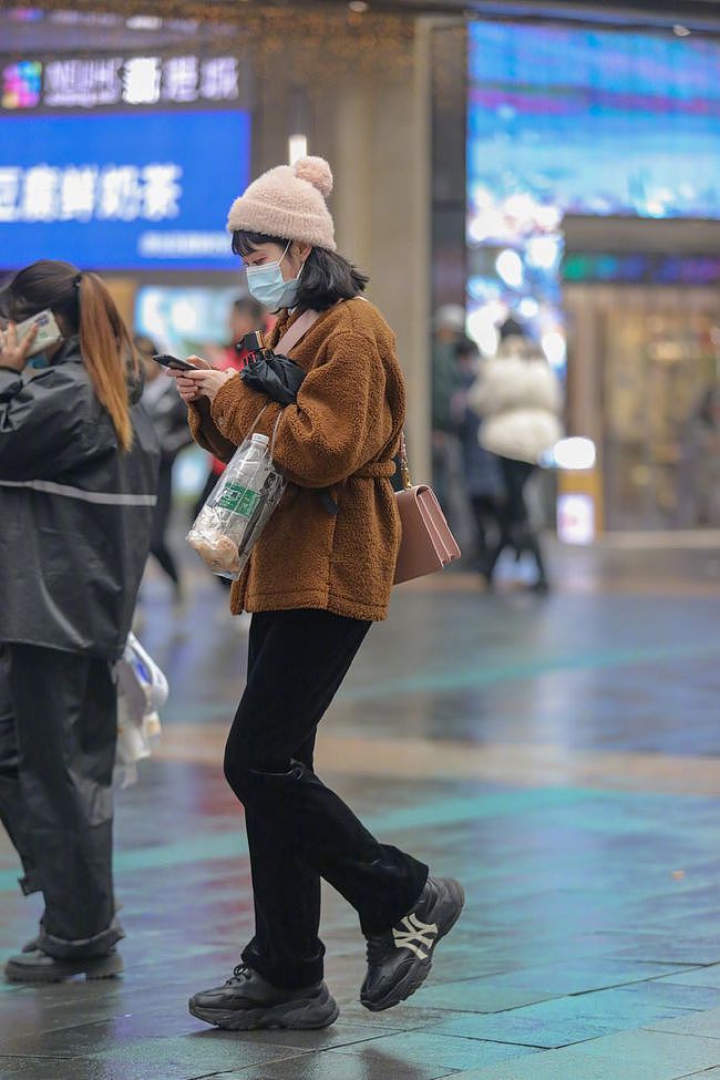 素人们的街拍好真实，重庆妹子大冬天的穿起了羊绒外套，但也很美 - 5