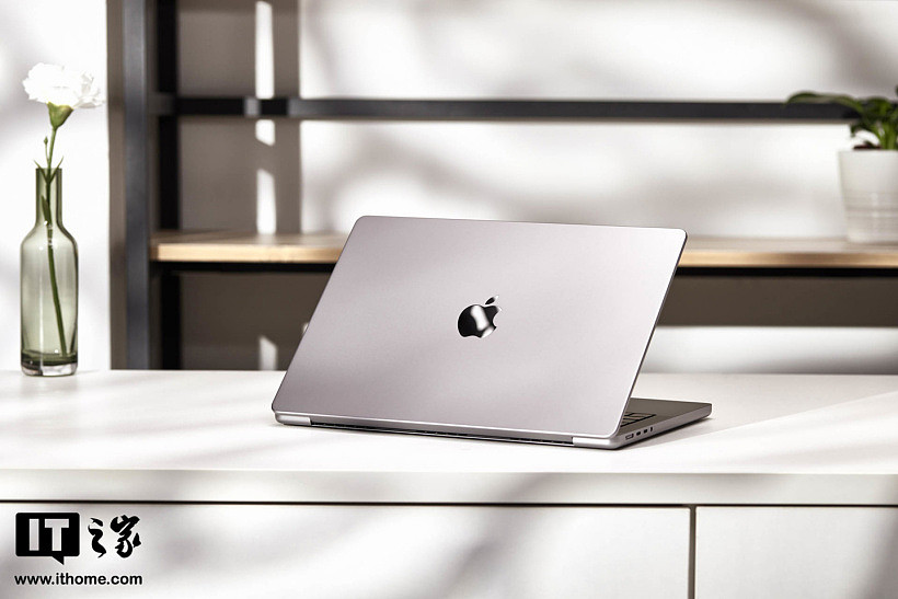 【IT之家开箱】苹果 MacBook Pro 14 英寸 2021 图赏：刘海设计，绚丽 Liquid 视网膜 XDR 显示屏 - 7