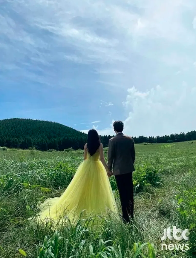 金妍兒的黃色婚紗要價1535萬韓元（約38萬元台幣）。(圖/JTBC娛樂新聞)