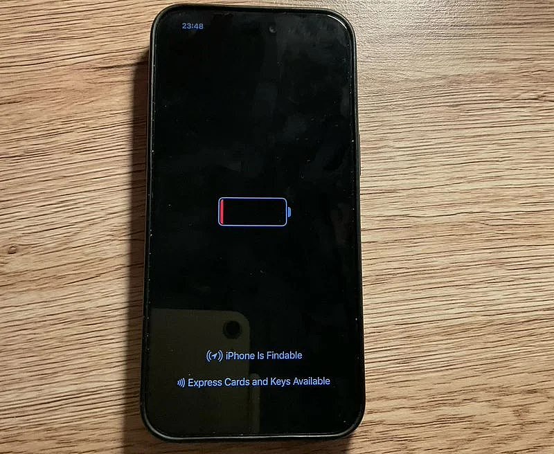 苹果 iOS 18 新功能：iPhone 15 系列手机电量耗尽后仍能显示时间 - 1